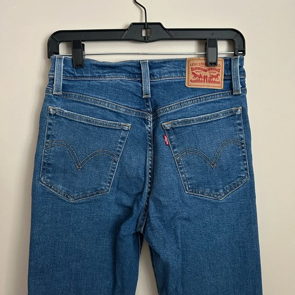 Levi's Wedgie Straight Jeans Size 27 Light Distressing